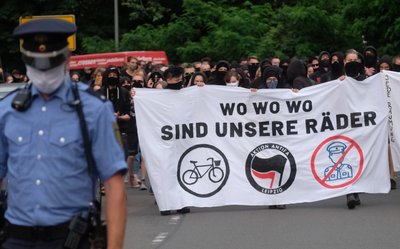 Teilnehmer einer linken Demonstration gehen mit Transparenten durch den Stadtteil Connewitz. Sie machen dabei auf den Korruptionsfall innerhalb der sächsischen Polizei um gestohlene Fahrräder aufmerksam.