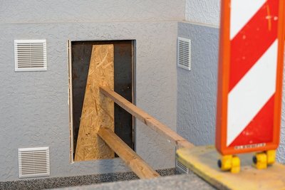 So sieht die Rückseite des zerstörten Briefkastens innerhalb des Rathauses aus: Mit einer Stahlplatte und Holz ist der gesprengte Kasten provisorisch verschlossen, außen ist der Schlitz zugeklebt. 