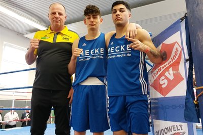 Starkes Trio: Pama-Trainer Gerd Mecke mit seinen Schützlingen Giorgi Khvedelidze und Amir Kafai (r.).