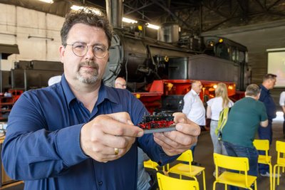 Museumsleiter Maximilian Claudius Noack zeigt das neue Spur-TT-Modell der BR 91.3. Das Vorbild der Dampflok gehört heute zur Sammlung des Chemnitzer Eisenbahnmuseums.