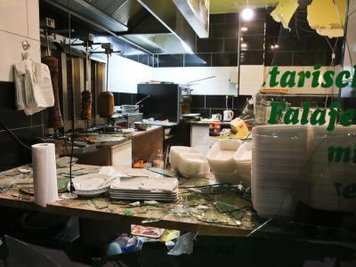 Rechtsextreme Hooligans haben einen Dönerimbiss im Leipziger Stadtteil Connewitz verwüstet.