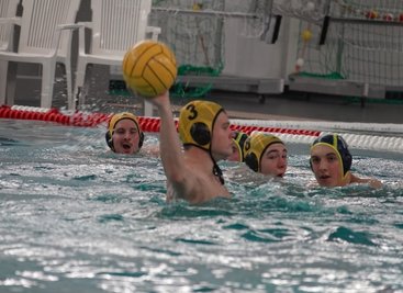 Daniel Oelschlägel (am Ball) und seine Zwickauer Teamgefährten hatten den Gästen aus Plauen wenig entgegen zu setzen. 