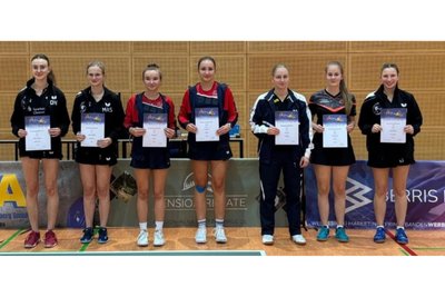Die Ellefelderinnen Nilufar Rudolf (Dritte von links) und Alina Schubert (rechts daneben) wurden Bezirksmeisterinnen. Auf dem dritten Platz landeten Chantal Prochnau (Tirpersdorf, nicht im Bild) und Ronja Männel (Hohenstein, rechts).