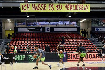 Nach drei Niederlagen in Folge wollen die Niners Chemnitz heute gegen Bonn endlich wieder gewinnen. Passend zum Grinch-Outfit heute haben die Fans offensichtlich eine Choreografie vorbereitet.