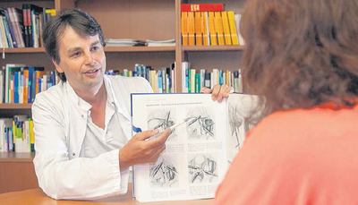 Dr. Jens Schnabel erläutert die Arten der Gebärmutterentfernung. Es kann das komplette Organ radikal entfernt werden oder Eileiter und Eierstock verbleiben. Bei der Partiellen Gebärmutterentfernung wird neben Eileiter und Eierstock auch der Gebärmutterhals im Körper belassen.