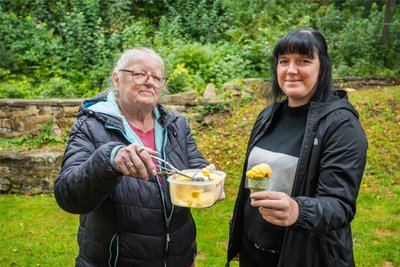 Ende gut, Eis gut: Petra Herzog (links) und Anne Peter bei der Übergabe der Eiskelle.