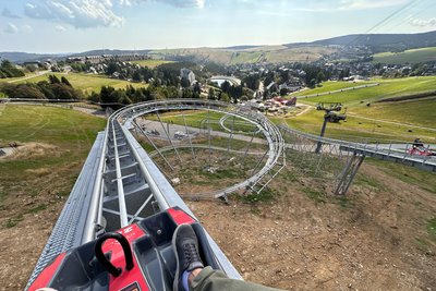 Für den besonderen Kick: Den schönen Ausblick gibt es bei der Fahrt mit dem „O’thal Coaster“ gratis dazu.