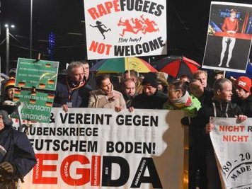 Mitglieder des fremdenfeindlichen Legida-Bündnisses demonstrieren in Leipzig.