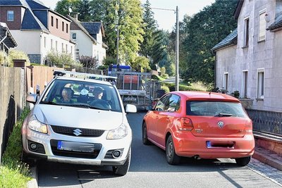 Schon die Begegnung zweier Autos auf der Neustädter Straße in Schönlind führt an die Borde und teils auch über diese hinaus fast bis an den Gartenzaun. Der Vogtlandkreis lehnt den Bürgerwunsch für Tempo 30 ab.KommentarDruckist nötigVon Ronny HagerSchnell fertig ist der Landkreis mit dem Wunsch der Schönlinder nach Tempo 30 an der Neustädter Straße: Flugs die Gesetze zitiert, sich auf die Polizei berufen - und eine Gefahrenstelle schlicht negieren. So einfach? Nein! Die Anwohner können ganz anders argumentieren, und auch der gelegentliche Nutzer der Straße hat deren eine oder andere Tücke schon erlebt. Der Stadt sind die Hände gebunden. Da helfen nur Anzeigen auch von Unfällen auch bei kleinerem Sachschäden - und Druck auf die Verantwortlichen im Kreis. Das geht: Der Landrat lädt am 6. Oktober zum Bürgergespräch in die Musikhalle ein. Eine sehr gute Gelegenheit, ihn mit dem Problem direkt zu konfrontieren.