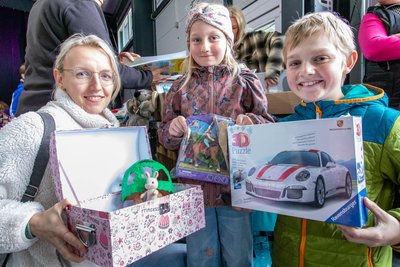 Lisa Springer wurde mit ihren Kindern Mira und Bela bei den „Trödelzwergen“ fündig.