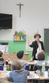 Kruzifixe in Schulen wie hier in einer Augsburger Schule? Nicht mit Sachsens Linken, die auf eine Trennung von Staat und Kirche pochen.