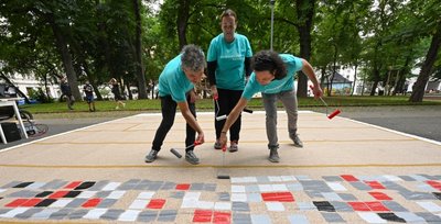 Auf dem Lessingplatz am Sonnenberg hat das slowenische Künstlerkollektiv BridA aus Nova Gorica am Mittwochnachmittag ein Kunstwerk gestaltet. Die Kreativen (von links: Tom Kersevan, Sendi Mango, Jurij Pavlica) sind seit Anfang Juli als Residenzkünstler in Chemnitz. 