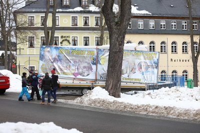 Die Plakate, die nach dem Aufstellen beschädigt wurden, sorgten für reichlich Wirbel. 
