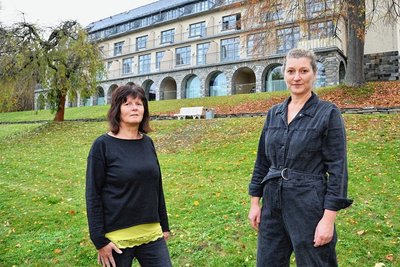 Idyllisch gelegen: Ramona Sonntag (links), Objektleiterin des Ferienwohnhauses Sonnenhof in Bad Elster, und Brit Wagner (rechts), Hausbesitzerin der Pension Sonnenhof. 