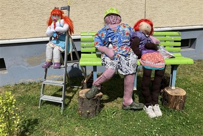 Hier hat sich wohl eine Familie als Festpuppen nachgebaut.