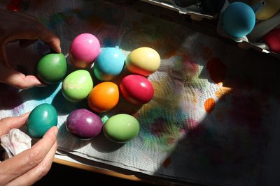 Im Haus Ilse können zum Ostermarkt auch Eier gefärbt werden.