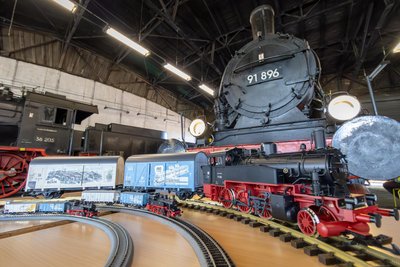 Die neue PIKO-BR 91.3 im Größenvergleich: Vor der historischen Originallok im Chemnitzer Eisenbahnmuseum stehen die Modelle in Spur N, Spur TT und als Gartenbahn-Version.