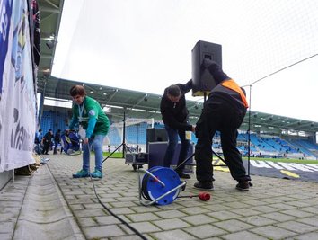 Der Spielbeginn gegen Uerdingen verzögerte sich, weil die Lautsprecheranlage ausgetauscht werden musste.