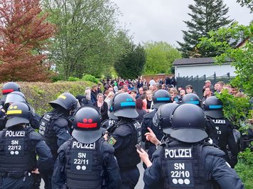 Polizisten setzten Demonstranten auf der Breiten Straße fest.