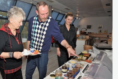 Gastronom Steffen Wand, Brit Wagner und Hausstammgast Monika Krummt (l.) am Frühstücksbuffet.