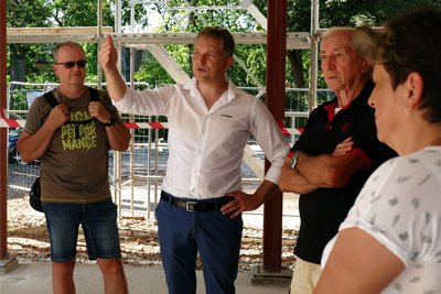 Mit vor Ort war Architekt Carsten Weiße, um Besucher über architektonische Besonderheiten des neuen Veranstaltungssaals aufzuklären.