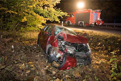 Bei dem Unfall nahe Weißenborn wurde ein roter Citroen stark beschädigt.
