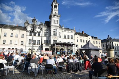 Pluspunkt Schulen: Gymnasium, Oberschule, Musikschule, Förderschule, Grundschulen - die Bildungslandschaft in Oelsnitz ist groß und (Foto Marktkonzert) wichtig im Stadtleben.
