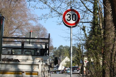 Auf der Zeitzer Straße gilt seit Kurzem Tempo 30 – hier stadtauswärts in Richtung Eisstadion.