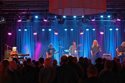Engerling spielten am Freitagabend vor rund 200 Besuchern im frisch herausgeputzten EKM in Meerane. 