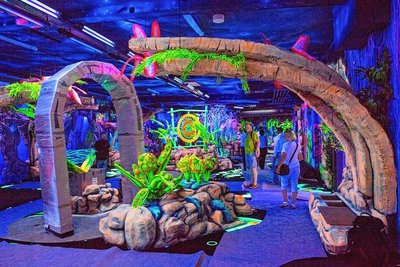 3D-Schwarzlicht-Minigolf wie hier in Schneeberg könnte eines von vielen Angeboten im Indoor-Freizeitpark für Reichenbach sein.