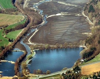 
              <p class="artikelinhalt">In der Vorsperre der Talsperre Pirk wurden Entwässerungsgräben gezogen, die wie ein Fischgrätenmuster aussehen. </p>
            