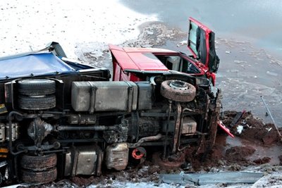 Dieser Lkw durchbrach am Samstagmorgen auf der A72 kurz vor Zwickao Ost die Leitplanke und rutschte einen Hang hinunter.