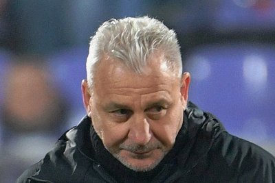 Die Hoffnung auf den Ligaverbleib ist weg: Aues Coach Pavel Dotchev nach dem 0:3 gegen Karlsruhe. 