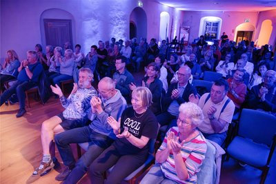 Pluspunkt Schloss: In und vor den Voigtsberger Burgmauern passiert jedes Jahr viel mehr, als viele wahrnehmen - so im August 2023 ein Konzert mit Holly Schlott im Fürstensaal.