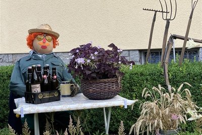 Diese Stofffigur freut sich offensichtlich auf gemütliche Stunden mit einem kühlen Bierchen.
