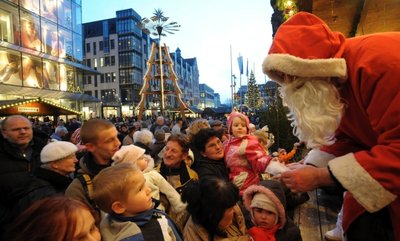 
              <p class="artikelinhalt">Großer Auftritt für den Weihnachtsmann: Am Freitag eröffnete der Chemnitzer Weihnachtsmarkt. Zur Freude der ersten Besucher gab es leckeren Stollen, den Knecht Ruprecht kostenlos verteilte. </p>
            