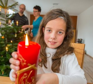 Das Fest kann kommen. Judith Lauer und ihre Eltern feiern erstmals in den neuen vier Wänden. Vor rund zwei Jahren brannte ihr früheres Haus aus.