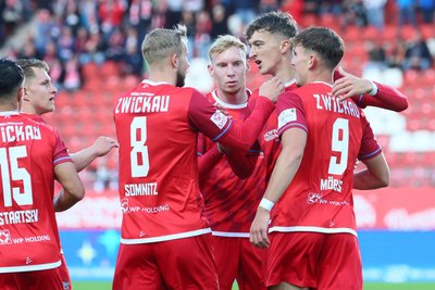 Maximilian Somnitz, Josua von Baer, Torschütze Lukas Eixler und Vorlagengeber Lennert Möbius (von links) bejubeln die 1:0-Führung.