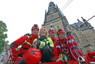 Nach 75 Metern Höhenunterschied und einem Transport am Seil sicher im Domhof angekommen: Christina Adam mit den Höhenrettern (von links) Paul Jonasch, Thomas Resch und Stefan Lange.