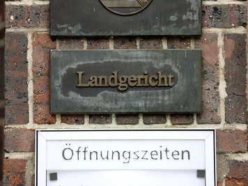            Ein Schild "Landgericht" in Chemnitz.