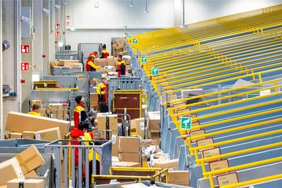 Jede Menge Arbeit: Paketrutschen in der Zustellbasis in Dresden.