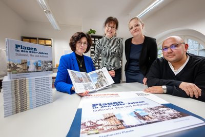 Stellten im Stadtarchiv das Buch „Plauen in den 80er-Jahren vor“: Archiv-Chefin Doris Meijler, Franziska Roth, Kristin Helmig und Manuel Friedel (von links).