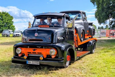 Ein umgebauter Ford C-620 als Transport-Truck beim US-Car-Meeting.