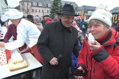 Anett Böhme aus St. Michaelis, hier mit OB Martin Antonow, ergatterte das erste Stück des Riesenstollens.