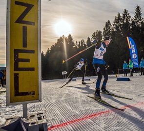 In der Altersklasse M 12 sicherte sich Lokalmatador Fabrice Schöne (vorn) vom ATSV Gebirge/Gelobtland den Sieg. Nachdem er die 1-Kilometer-Runde dreimal bewältigt hatte, stoppe die Uhr bei 8:19 Minuten. 