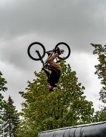 Der Profi-Mountainbiker Lukas Knopf war auch dabei. Er sorgte mit seinen Tricks für eine Show abseits der Strecke. Hier beim sogenannten Backflip.