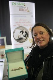 Diana Arnold zeigt einen passgenauen Ehering zum Verlobungsring.
