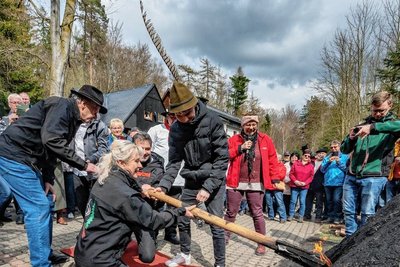 Thomas Rups Unger hat die Ehre, das Feuer an den zweieinhalb Meter hohen Meiler zu legen.