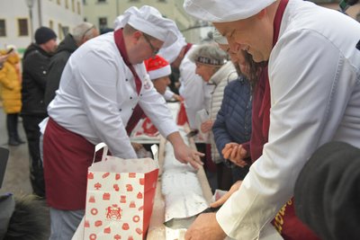 Bäckermeister Dirk Selbmann und seine Mitarbeiter hatten den sieben Kilogramm schweren Butterrosinenstollen auf den Markt von Brand-Erbisdorf getragen.