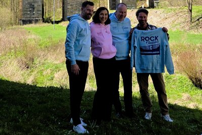 Matthias Krauß (links) und Eric Seifert (rechts) haben Hoodies für Lars Lange (SWR) und Annette Redmer (Sparkasse) mitgebracht.